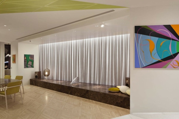 byt farebný interiér akcenty kamenná dekorácia obklady krémová