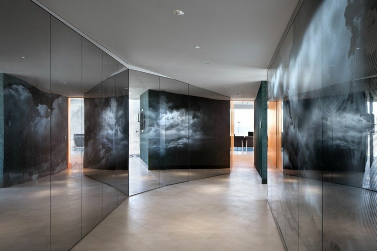 byt farebný interiér akcenty zrkadlové dvere skrine moderné