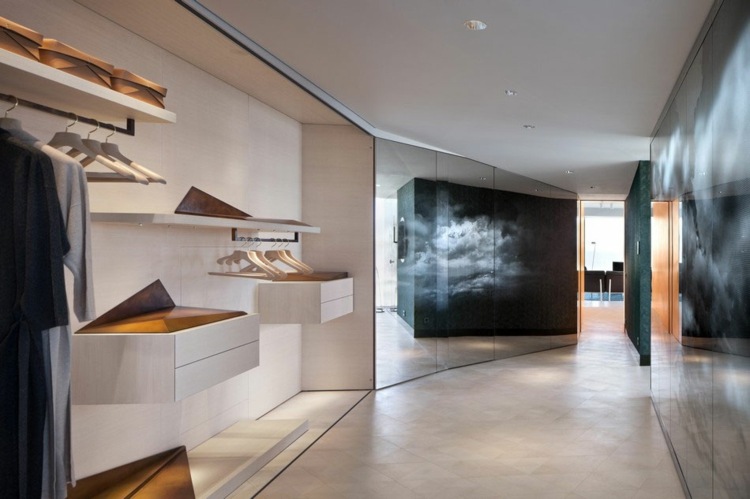 byt farebné interiérové ​​akcenty skriňa nápad priehradky vešiaky na šaty