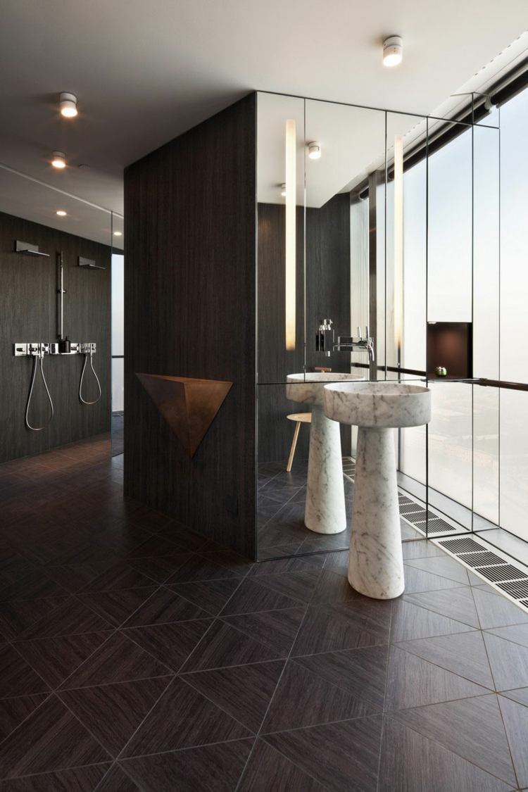 byt farebný interiér akcenty kúpeľňa trojuholník dlažba čierna