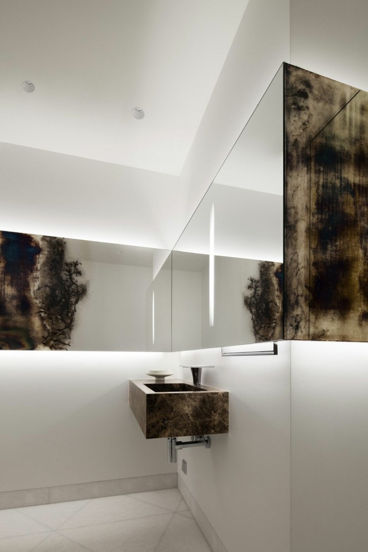 byt farebný interiér akcenty biela stena kamenný drez hnedý