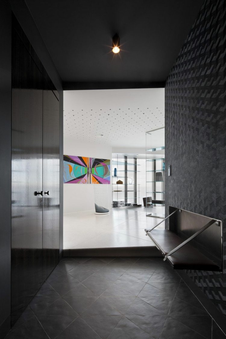 byt s farebným interiérovým akcentom, dlažba, trojuholníkový dizajn steny