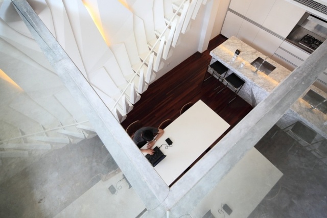 byt s pracovňou na najvyššom poschodí šetrí miesto na hlavnom poschodí