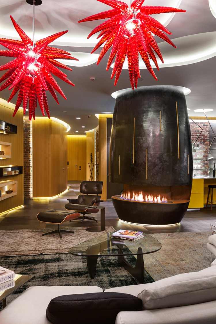 byt so žlto-sivým vnútorným krbom okolo koberca skleneného stolíka star deco