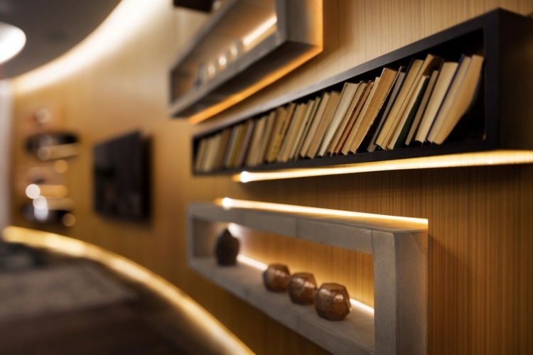 byt so žltosivými vnútornými policami dekorácia osvetlenie nepriame