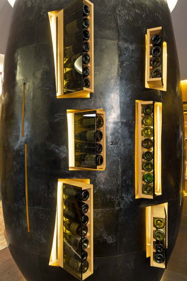 byt žltá šedá interiér polička na víno krb dizajn čierny