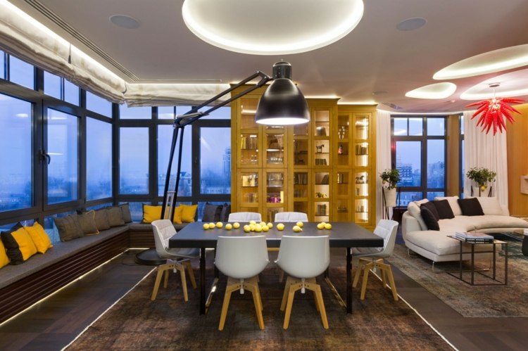 byt žltá šedá interiér jedálenský kút lavica hodiť vankúše stojacia lampa