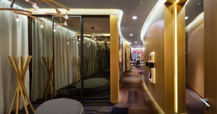 byt žltosivý interiér presklené dvere šatníková skriňa chodba