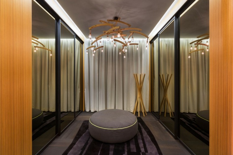 byt žltá sivá interiér šatníky na šatníky