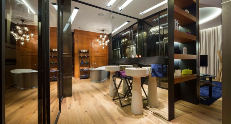 byt žltosivý interiér kúpeľňa umývadlo parkety