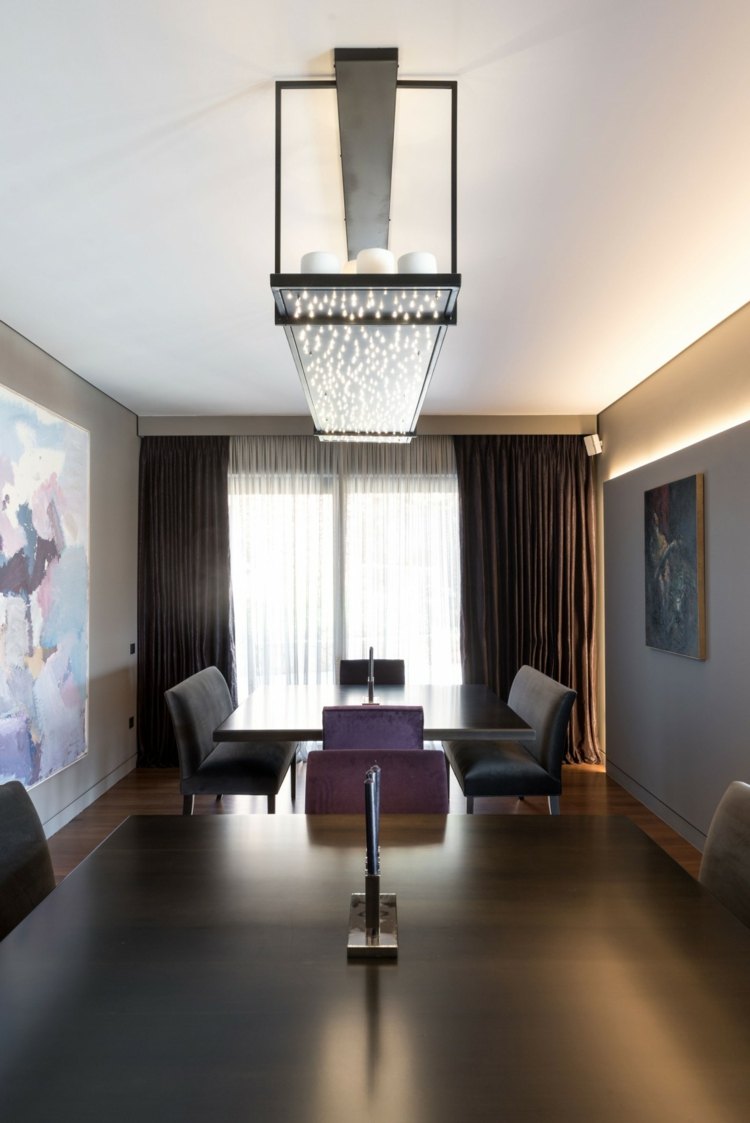 Šedo-fialové zariadenie v jedálni bytu čierna sivá obývačka byt jedáleň elegantné stoličky fialová záclona lampa