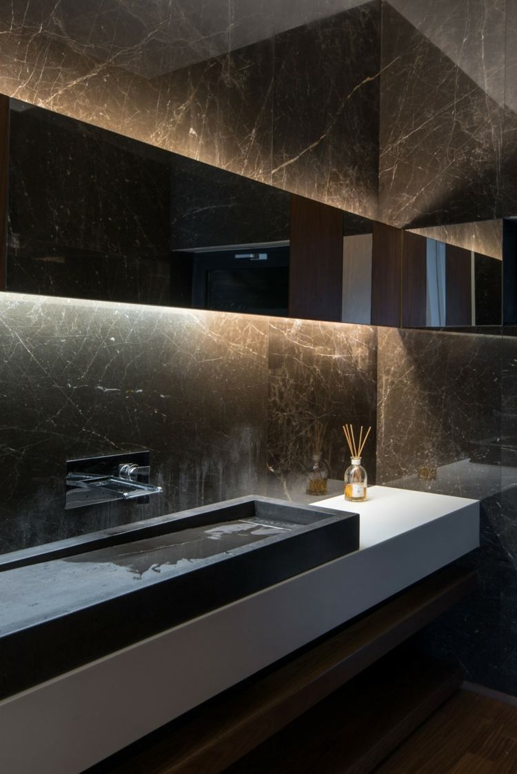 Apartmán s čiernou a sivou obývacou izbou - kúpeľňa z čierneho mramoru byt s čiernou sivou obývacou izbou kúpeľňa mramorový elegantný drez moderný dizajn