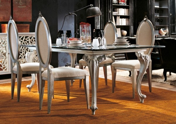 Interiér jedálne-biele stoličky, drevená podlaha