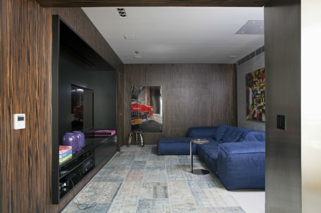 Obklad na stenu-čalúnené kreslo-modro-tkaný koberec