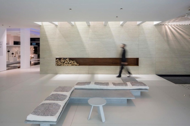 Obklad na stenu-lavičky sivej farby-plastové stoličky