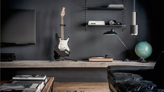 Kožená sedacia súprava v drevenom poli v retro štýle