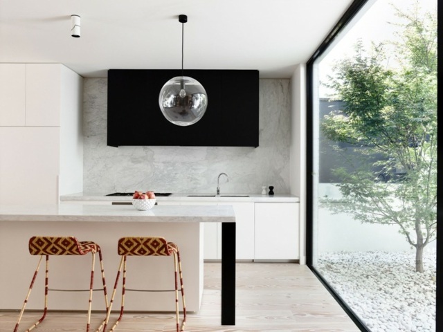 Retro-figúrky-okrúhle-sklenené-závesné-svietidlo-nástenné-zo-skla