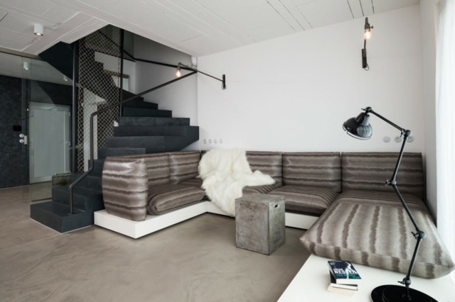 Čalúnené vankúše s vlnovými figúrkami v sivej sieti ako ozdobné mriežky