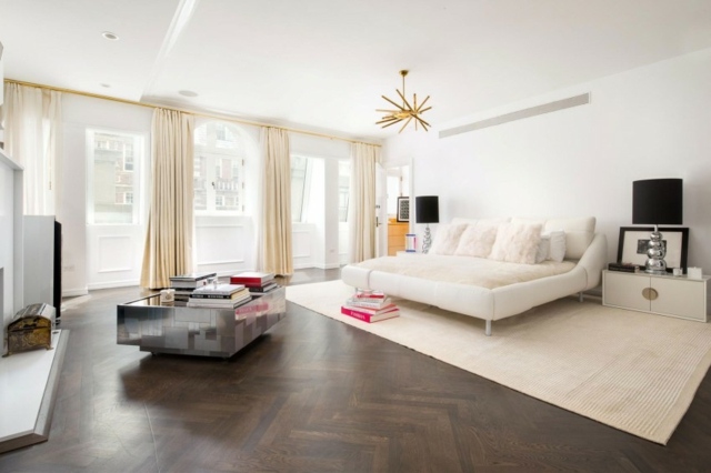 Parketový retro dizajn, kožená posteľ, stôl v striebornom lesku