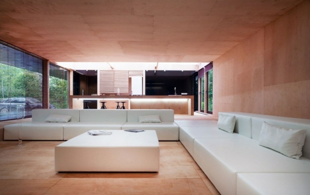 Veľkoformátové panely-svetlohnedé-obklady stien-biele-dlhé-rohové sedacie súpravy