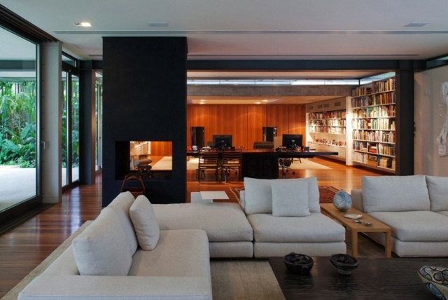 svetlošedé-rohové sedacie súpravy-obývačka-pracovný priestor-s-dreveným obkladom na stenu