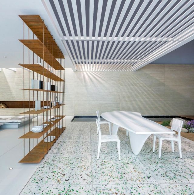 Plastový stôl a stoličky-drevené-police-s-kovovo zníženým stropom