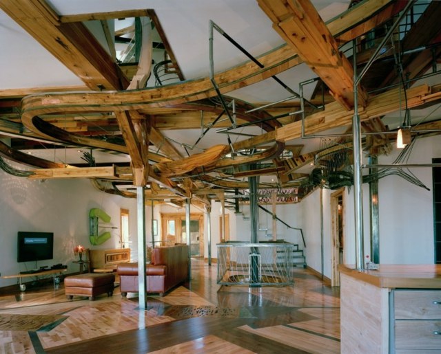 Železničné koľajnice vyrobené z dreva a kovu podobné múzeu so zníženým stropom ako z vlaku