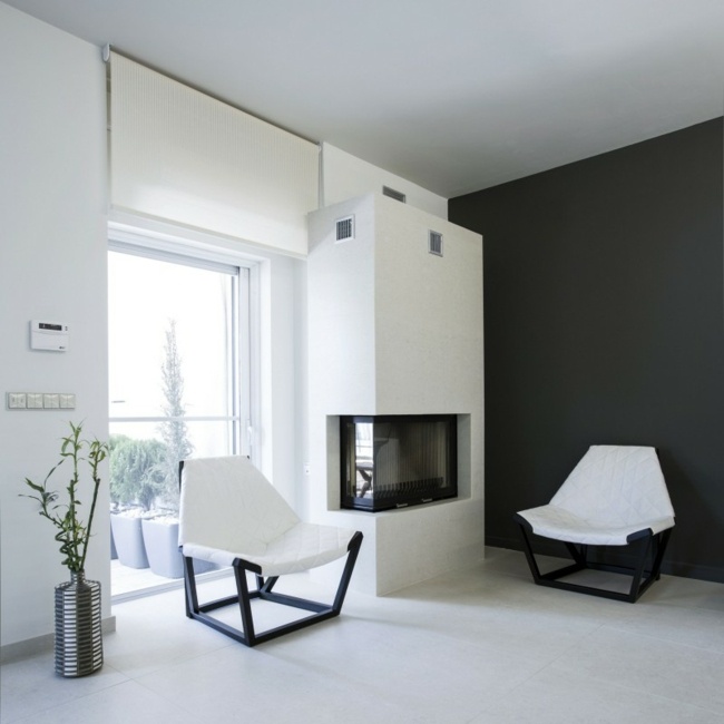 Obývacia izba čierne biele stoličky krbová pec Stoličky krbová pec rekonštrukcia bytu