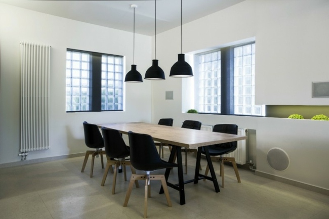 Jedálenský stôl čierny prívesok svieti bielymi stenami Prívesok svieti biele steny čierne stoličky