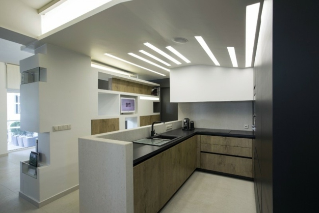 malá rohová kuchyňa drevené ostrovčeky moderné stropné svetlá Drevený ostrovček moderné stropné svetlá čierny pult