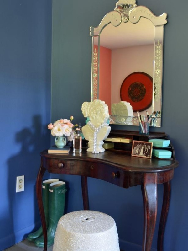 Toaletný stolík so zrkadlovou rekonštrukciou spálne