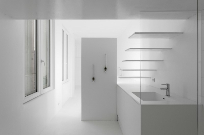 bielo farebný rozdeľovač izbového bytu na jednu izbu Puristický purpurový rozdeľovač izbových bytov