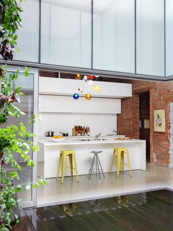 Rekonštrukcia bytu-moderná-biela-lesklá kuchynsko-tehlová stena