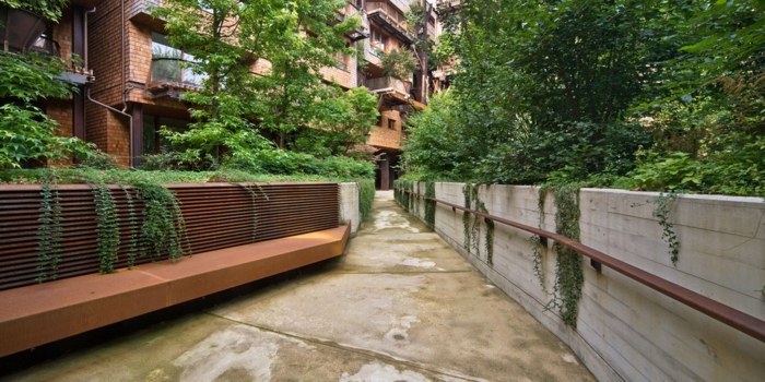 Užite si rastliny a prírodu na lavičke vo dvore lavička vonkajšie byty design architektúra verde taliansko