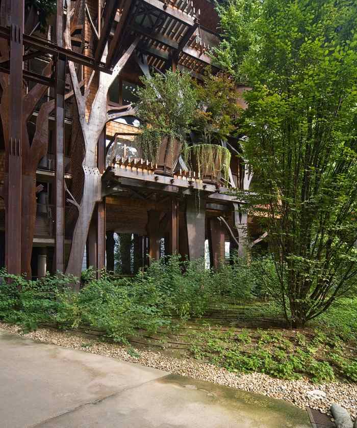 Apartmány s vonkajšími rastlinami - niektoré oceľové trámy tvoria kmene stromov taliansky dom byty verde dvor strom trávnik