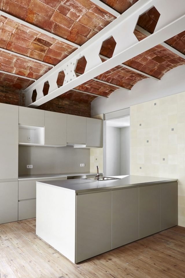 Dizajn bytu priemyselný-kov-nosník-strop-kuchyňa-ostrov