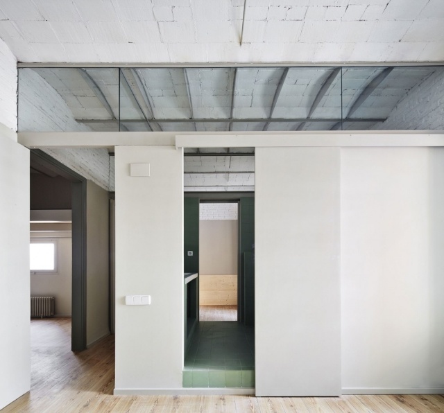 Bytové zariadenie-kúpeľňa-objem-posuvné-dvere-tehlový-strop