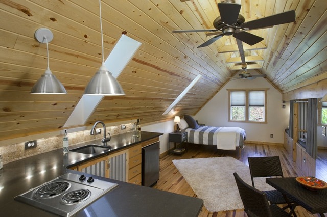 Manželská posteľ laminátová podlaha byt pod podkrovím