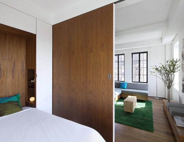 Rohová sedacia súprava s posuvnými dverami rohový gauč zelený koberec Shaggy s manželskou posteľou