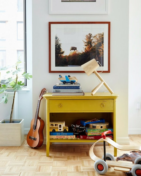 Bočná komoda-a-skrinka-gitarová-lampa na čítanie