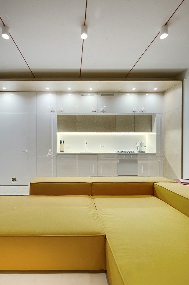 Zariadenie kuchyne-biele-osvetlenie-žltá sedačka