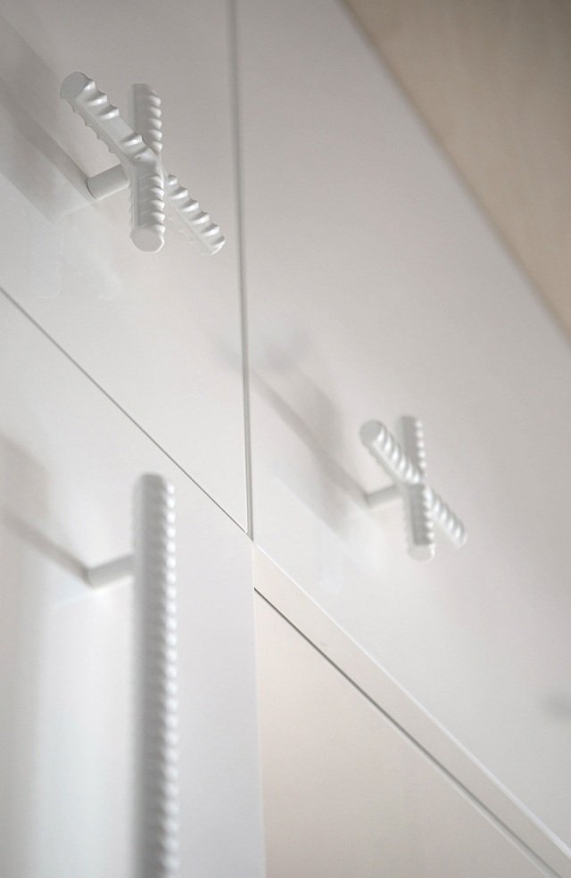 kuchynský rad-biela-skriňa-gombík-priemyselne inšpirovaný