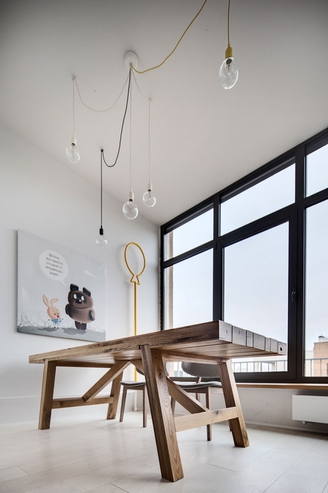 jedálenský kút-masívne drevo-jedálenský stôl-závesné svetlá-žiarovky