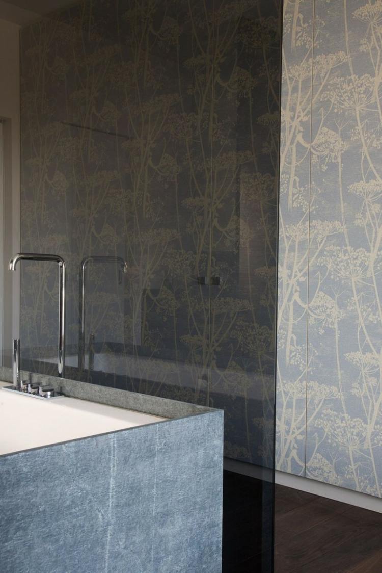 Interiér domu vo vidieckom štýle v štýle kúpeľne s vaňou obloženou kameňom