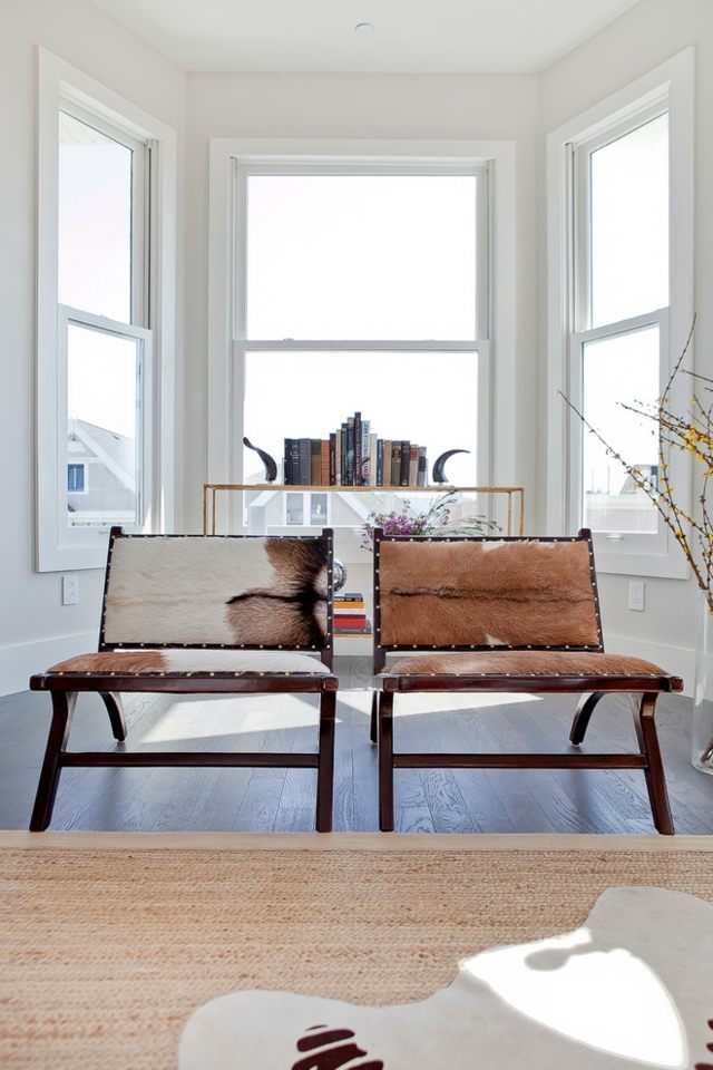 Stoličky na stenu z hovädzej kože čalúnené béžovým kobercom polstrované béžové kobercové nápady na nástenné police