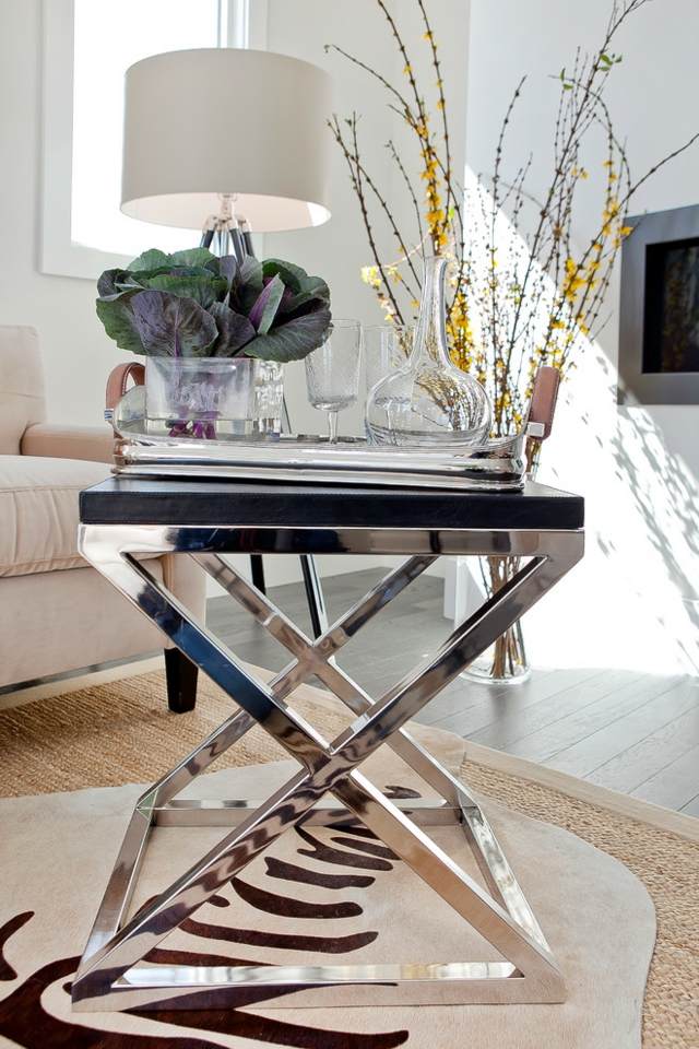 Bočný stôl krížové nohy lampový koberec originálna váza béžová Krížové nohy lampový koberec originálna váza béžová farebná schéma