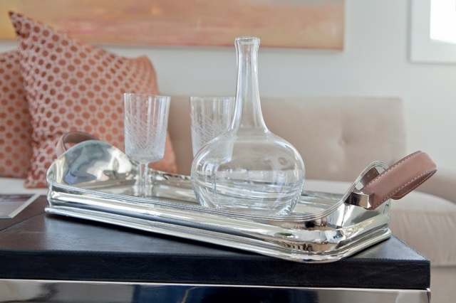 Nápady na dizajn obývačky domáce doplnky strieborný kov Nápady na bytové doplnky strieborný kovový obslužný stôl