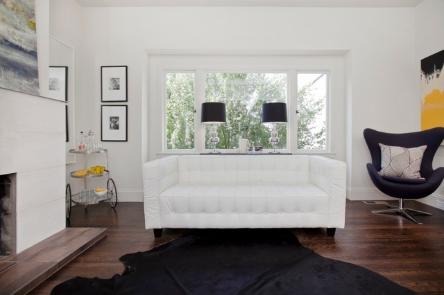 moderný dizajn pohovky modrý koberec kreslo kovové Pohovkový dizajn kresla s modrým kobercom a kovovými krížovými nohami