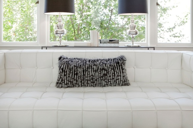 Dekoračný vankúš dve žiarovky s akcentom bielej koženej sedačky Tlmí dve žiarovky a zvýrazňuje nápady na bielu koženú pohovku