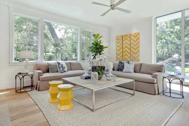 Moderné nápady na vybavenie obývačky čalúneným nábytkom moderné nápady zariaďovania čalúnený nábytok žlté stoličky